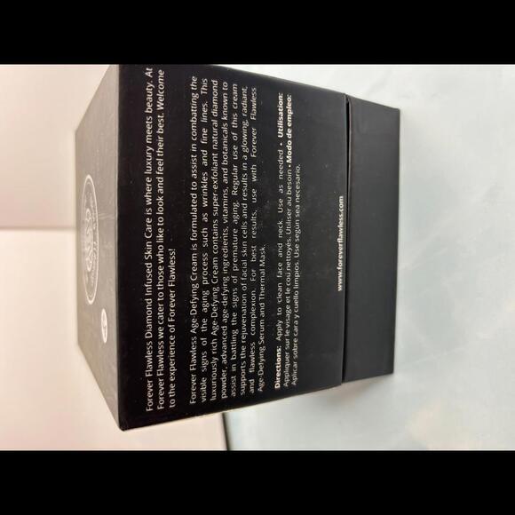 Forever Flawless Black Diamond Age-Defying Cream - 50g - Picture 3 of 3